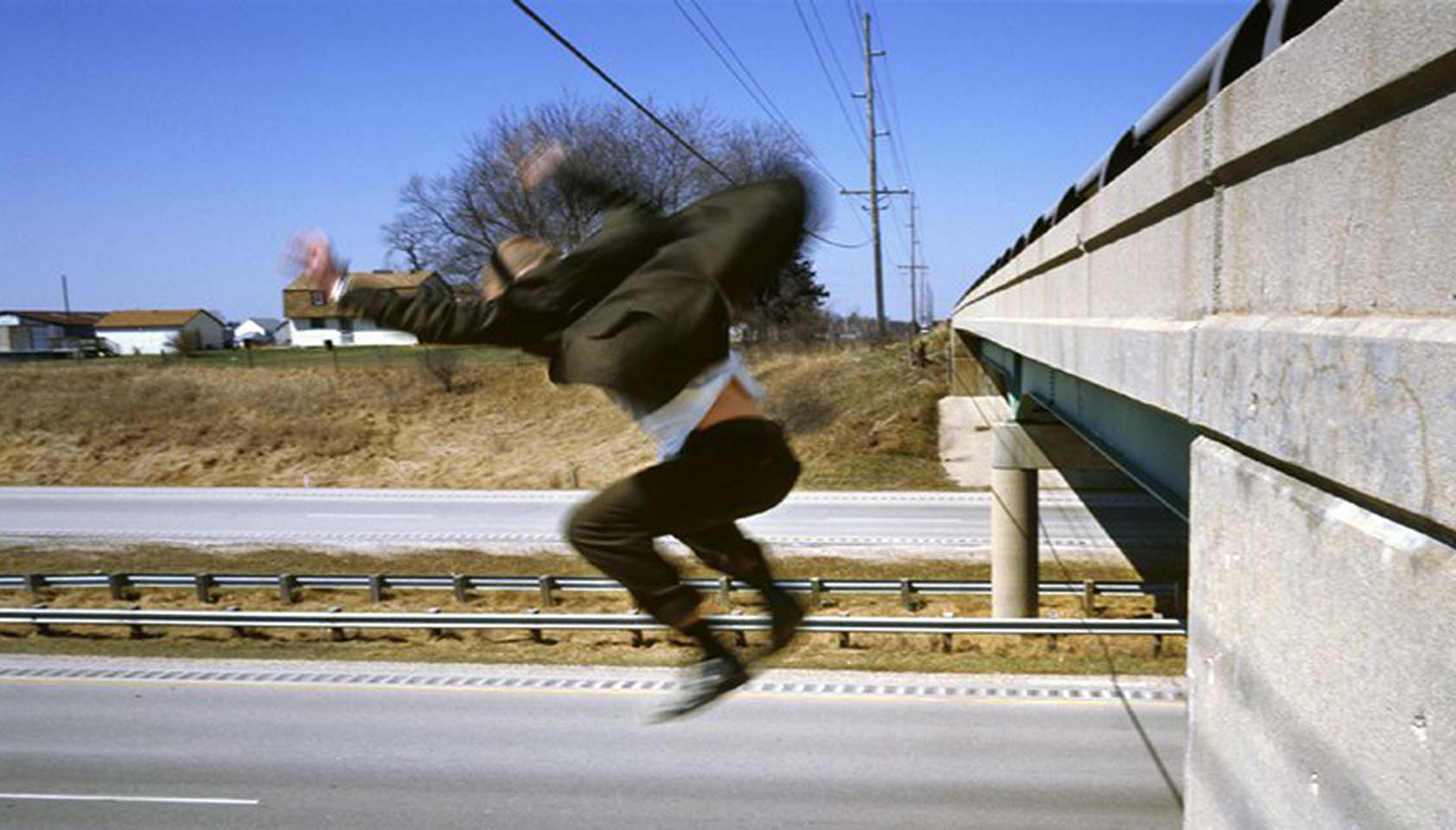 Падения и т д. Керри Скарбакка. Прыгает с моста. Человек прыгает с высоты.