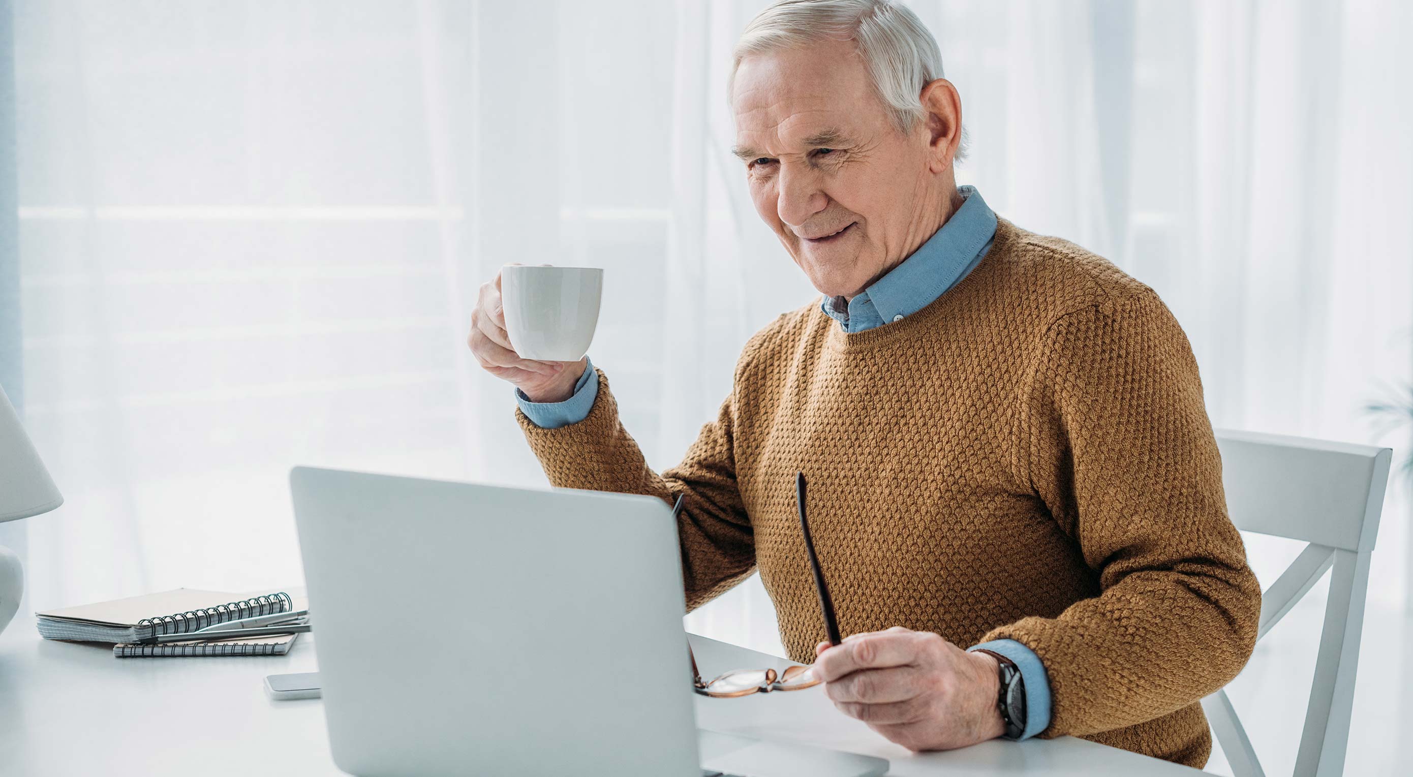 Компьютеры помогают людям. Пенсионеры с ноутбуком. Пожилой мужчина за компьютером. Пожилой бизнесмен. Старик с ноутбуком.